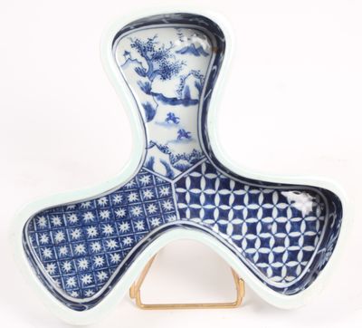 CHINE, XXe siècle, Plat en forme de trèfle à paroi verticale…