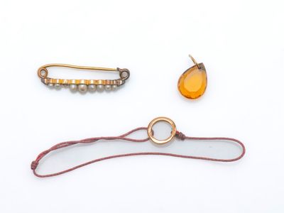 trois bijoux, dont une broche, une broche et une broche