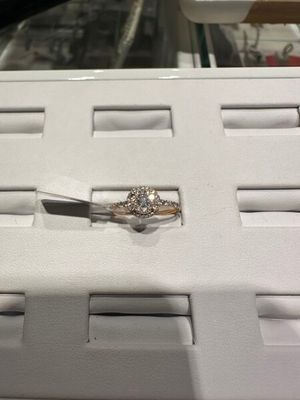 une bague posée sur le dessus d'une vitrine