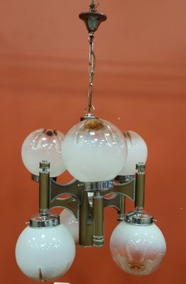 un lustre composé de cinq globes en verre suspendus au plafond