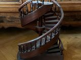 un escalier en colimaçon en bois au milieu d'une pièce