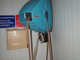 une photo d'un chauffe-eau bleu dans une pièce