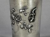 une coupe en argent ornée d'un motif représentant des oiseaux et des fleurs