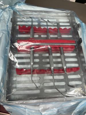 une boîte en plastique contenant tout un tas d'objets rouges et blancs