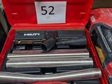 une boîte à outils rouge avec des outils sur une table