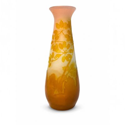 un vase orné d'un motif jaune et blanc