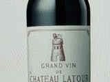 une photo d'une bouteille de vin posée sur une table