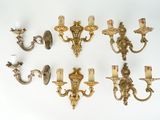 cinq appliques murales, chacune ornée d'une bougie
