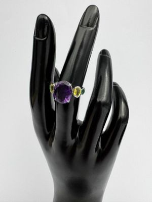 une image représentant une main avec une bague au doigt