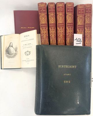 Plusieurs livres sont posés les uns à côté des autres sur une table.