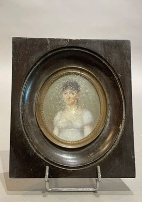 la photo d'une femme en robe blanche, dans un cadre
