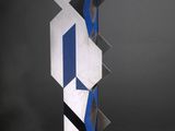 une grande sculpture en métal ornée d'un motif bleu et blanc