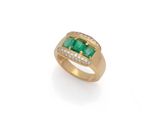 une bague en émeraude et diamant