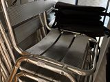 un grand nombre de chaises empilées les unes sur les autres