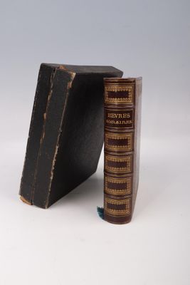 un livre posé sur le dessus d'une bibliothèque