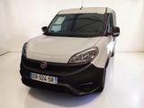 La camionnette blanche est garée sur le sol blanc de la pièce.