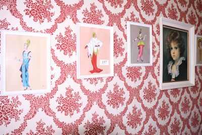 trois photos de femmes accrochées au mur d'une pièce