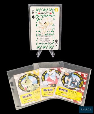 une photo représentant un jeu de quatre cartes à jouer posé sur une table