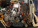 tout un tas de colliers et de bracelets différents posés sur une table