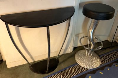 deux tabourets et une table dans une pièce