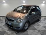 une voiture argentée garée dans une pièce