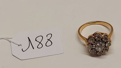 l'image d'une bague en or ornée d'un diamant