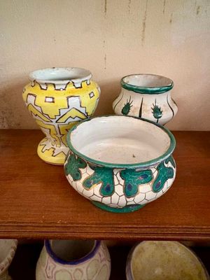 trois vases posés les uns à côté des autres sur une étagère