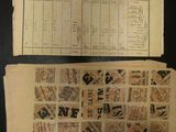 un vieux livre couvert de timbres, posé sur une table