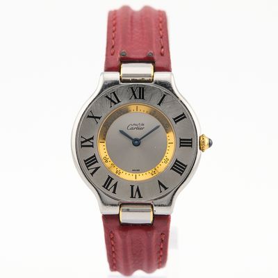 gros plan d'une montre-bracelet avec des chiffres romains