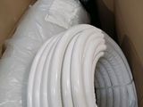 une boîte contenant tout un tas de tuyaux blancs