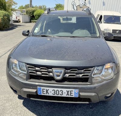 une voiture noire garée dans un parking