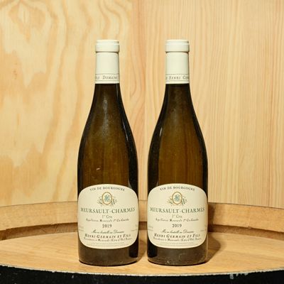 deux bouteilles de vin posées sur un tonneau