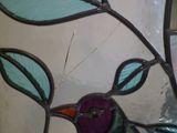 un oiseau assis sur une branche d'arbre