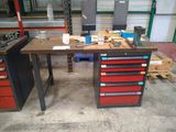 un établi sur lequel sont posés de nombreux outils