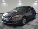 la voiture grise est garée dans le garage sur le sol en damier