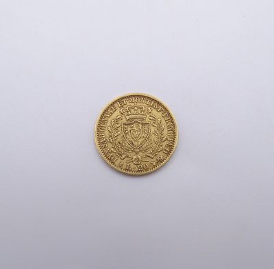 une pièce d'or sur une surface blanche