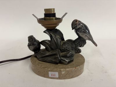 un oiseau perché au sommet d'une lampe