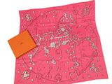 une écharpe rose sur laquelle est représentée une carte du monde
