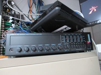 une photo d'un rack contenant du matériel électronique dans une pièce