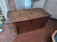 Coffre en bois naturel de style rustique, monogrammé BS sur … (photo 2)