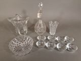 beaucoup d'objets en verre qui se trouvent sur la table