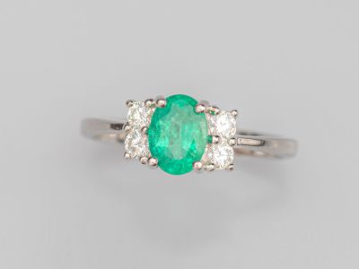 bague ovale en émeraude et diamant