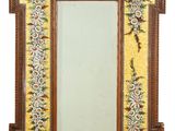une image représentant un miroir doté d'un cadre en bois orné d'un motif floral