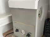 une machine posée sur une étagère à côté d'une boîte à outils