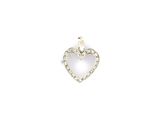 un pendentif blanc en forme de cœur, orné de diamants, sur fond blanc
