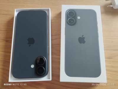 Un iPhone d'Apple se trouve dans une boîte à côté d'une paire d'écouteurs