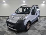 la photo d'une petite camionnette blanche garée dans une pièce