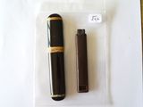 un stylo noir et un stylo marron posés sur une feuille de papier