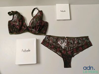 un soutien-gorge et une culotte exposés sur le mur
