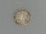 une vieille pièce d'argent ornée d'une couronne